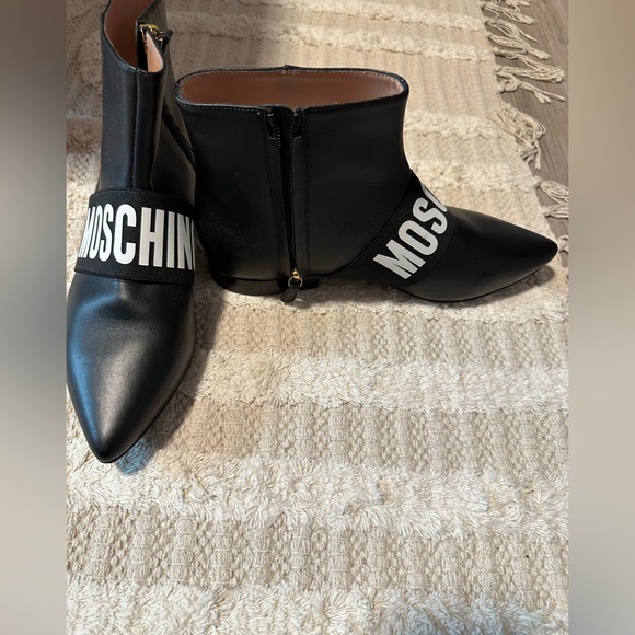 Beautiful Moschino flat boots - Picture 3 of 4